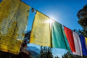 prayer-flags-of-tibetan-buddhism-with-buddhist-man-CK3XET4